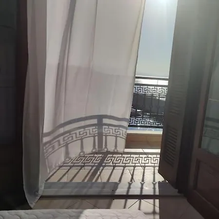 Atoll 'paris-alexandre' Гитион